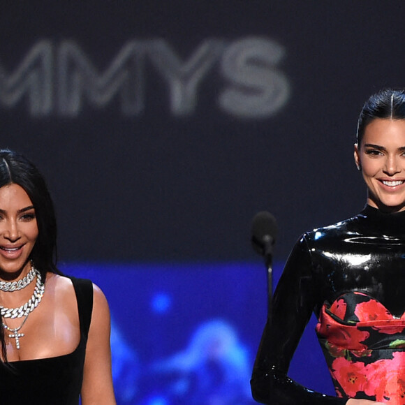 Kim Kardashian (en robe Vivienne Westwood) et sa soeur Kendall Jenner (en Richard Quinn) aux Emmy Awards de Los Angeles, le 22 septembre 2019. 