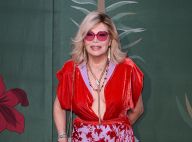 Amanda Lear s'offre un décolleté plongeant face à une pluie de top models