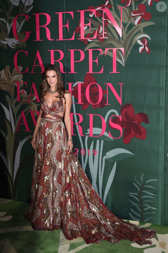 Alessandra Ambrosio assiste à la cérémonie des Green Carpet Fashion Awards au théâtre La Scala lors de la fashion week de Milan. Le 22 septembre 2019.