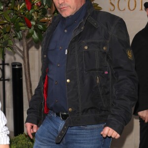 Matt LeBlanc et sa compagne Aurora Mulligan à la sortie du restaurant Scott's avec une mystérieuse inconnue à Londres, Royaume Uni, le 23 avril 2018.  Matt LeBlanc pictured leaving Scott's restaurant in London with an unknown brunette women. The Top Gear presenter sporting grey hair was wearing a navy blue shirt, jeans and black jacket.23/04/2018 - Londres