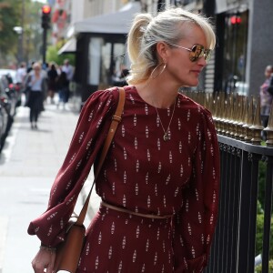 Laeticia Hallyday après un déjeuner à l'Avenue, à Paris, avec un de ses avocats . Ils se sont ensuite rendus au cabinet pour un rendez-vous. Le 23 septembre 2019.
