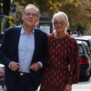 Laeticia Hallyday avec l'un de ses avocats après un déjeuner à l'Avenue, à Paris. Ils  rejoignent à pied le cabinet pour un meeting le 23 septembre 2019.