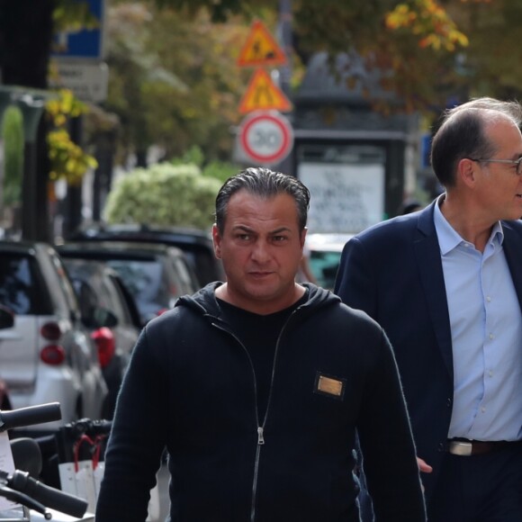 Carl (chauffeur et garde du corps) - Laeticia Hallyday sort d'un déjeuner à l'Avenue avec un de ses avocats puis ils rejoignent à pied le cabinet pour un meeting le 23 septembre 2019.