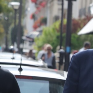 Carl (chauffeur et garde du corps) - Laeticia Hallyday sort d'un déjeuner à l'Avenue avec un de ses avocats puis ils rejoignent à pied le cabinet pour un meeting le 23 septembre 2019.