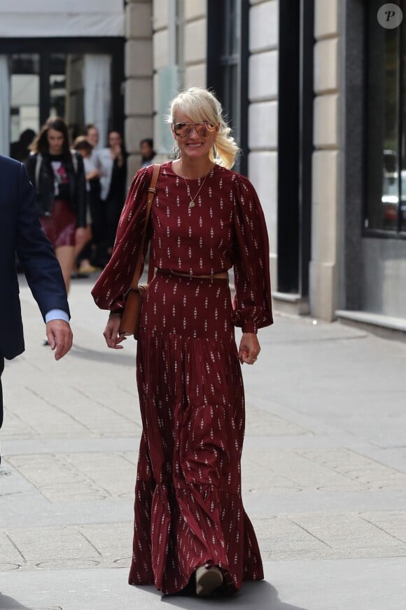 Laeticia Hallyday sort d'un déjeuner à l'Avenue avec un de ses avocats puis ils rejoignent à pied le cabinet pour un meeting le 23 septembre 2019.