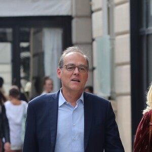 Laeticia Hallyday sort d'un déjeuner à l'Avenue avec un de ses avocats puis ils rejoignent à pied le cabinet pour un meeting le 23 septembre 2019.