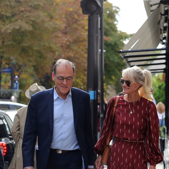 Laeticia Hallyday sort d'un déjeuner à l'Avenue avec un de ses avocats puis ils rejoignent à pied le cabinet pour un meeting le 23 septembre 2019.