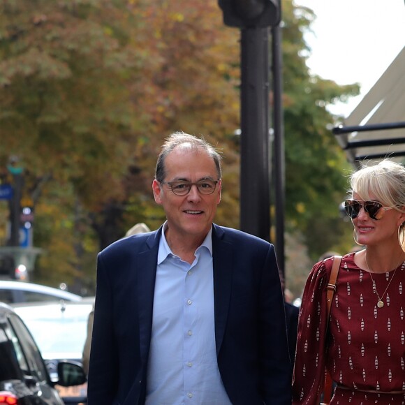 Laeticia Hallyday sort d'un déjeuner à l'Avenue avec un de ses avocats puis ils rejoignent à pied le cabinet pour un meeting le 23 septembre 2019.