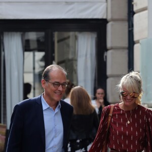 Laeticia Hallyday sort d'un déjeuner à l'Avenue avec un de ses avocats puis ils rejoignent à pied le cabinet pour un meeting le 23 septembre 2019.