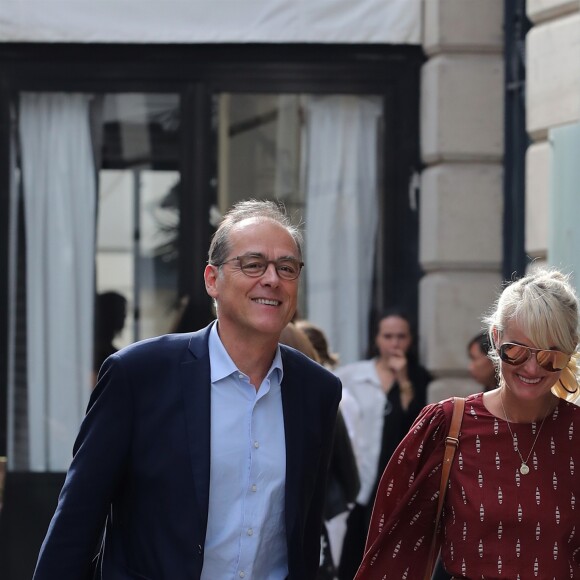 Laeticia Hallyday sort d'un déjeuner à l'Avenue avec un de ses avocats puis ils rejoignent à pied le cabinet pour un meeting le 23 septembre 2019.