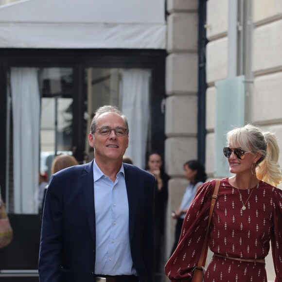 Laeticia Hallyday sort d'un déjeuner à l'Avenue avec un de ses avocats puis ils rejoignent à pied le cabinet pour un meeting le 23 septembre 2019.