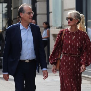 Laeticia Hallyday se trouve à Paris. Elle sort d'un déjeuner à l'Avenue avec un de ses avocats puis ils rejoignent à pied le cabinet pour un meeting le 23 septembre 2019.