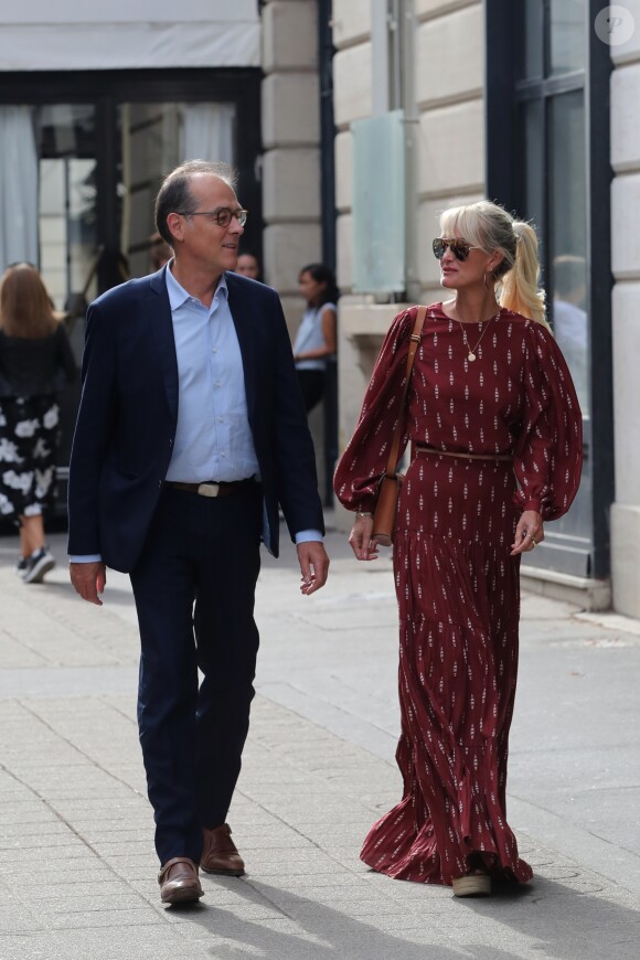 Laeticia Hallyday se trouve à Paris. Elle sort d'un déjeuner à l'Avenue avec un de ses avocats puis ils rejoignent à pied le cabinet pour un meeting le 23 septembre 2019.