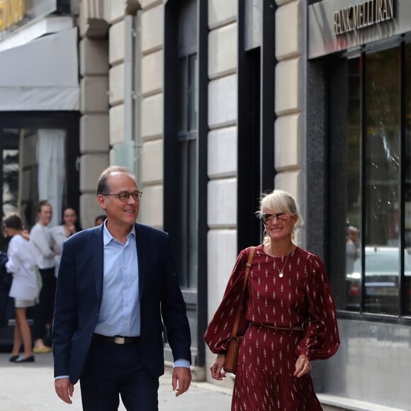 Laeticia Hallyday sort d'un déjeuner à l'Avenue avec un de ses avocats puis ils rejoignent à pied le cabinet pour un meeting le 23 septembre 2019.
