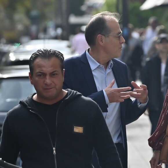 Carl (chauffeur et garde du corps) - Laeticia Hallyday sort d'un déjeuner à l'Avenue avec un de ses avocats puis ils rejoignent à pied le cabinet pour un meeting le 23 septembre 2019.