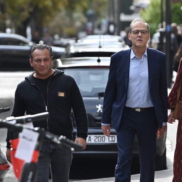 Carl (chauffeur et garde du corps) - Laeticia Hallyday sort d'un déjeuner à l'Avenue avec un de ses avocats puis ils rejoignent à pied le cabinet pour un meeting le 23 septembre 2019.