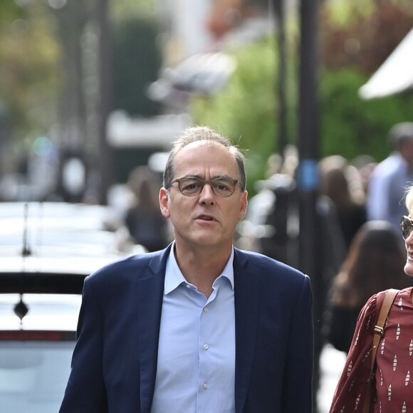 Laeticia Hallyday sort d'un déjeuner à l'Avenue avec un de ses avocats puis ils rejoignent à pied le cabinet pour un meeting le 23 septembre 2019.