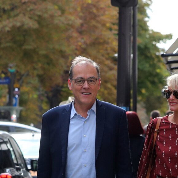 Laeticia Hallyday sort d'un déjeuner à l'Avenue avec un de ses avocats puis ils rejoignent à pied le cabinet pour un meeting le 23 septembre 2019.