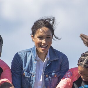 Meghan Markle, duchesse de Sussex, et le prince Harry ont rencontré des membres de l'association "Waves for Change" au Cap au matin de leur 2e journée en Afrique du Sud le 24 septembre 2019.