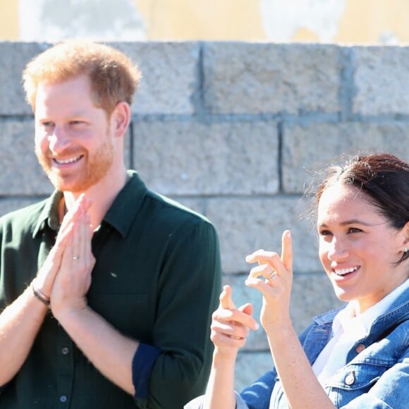 Meghan Markle, duchesse de Sussex, et le prince Harry ont rencontré des membres de l'association "Waves for Change" au Cap au matin de leur 2e journée en Afrique du Sud le 24 septembre 2019.