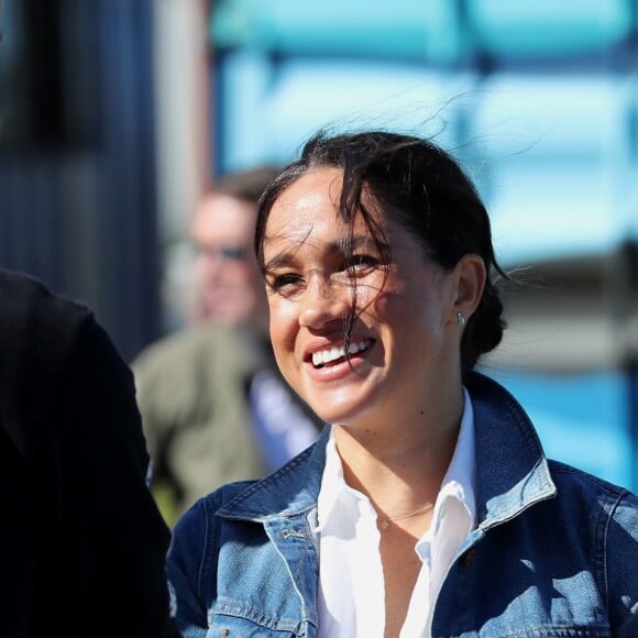 Meghan Markle, duchesse de Sussex, et le prince Harry ont rencontré des membres de l'association "Waves for Change" au Cap au matin de leur 2e journée en Afrique du Sud le 24 septembre 2019.