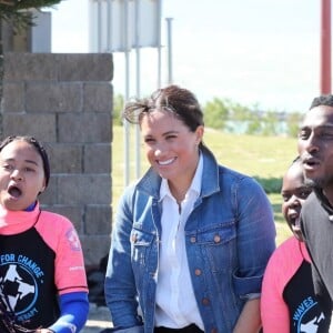 Meghan Markle, duchesse de Sussex, et le prince Harry ont rencontré des membres de l'association "Waves for Change" au Cap au matin de leur 2e journée en Afrique du Sud le 24 septembre 2019.