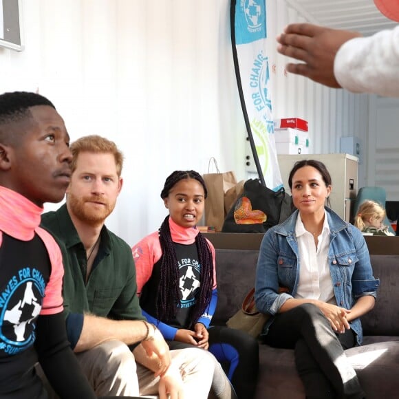 Meghan Markle, duchesse de Sussex, et le prince Harry ont rencontré des membres de l'association "Waves for Change" au Cap au matin de leur 2e journée en Afrique du Sud le 24 septembre 2019.