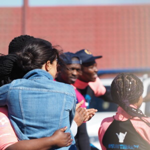 Meghan Markle, duchesse de Sussex, et le prince Harry ont rencontré des membres de l'association "Waves for Change" au Cap au matin de leur 2e journée en Afrique du Sud le 24 septembre 2019.