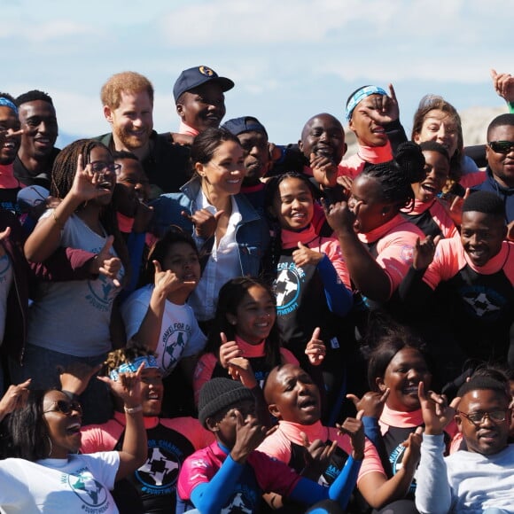 Meghan Markle, duchesse de Sussex, et le prince Harry ont rencontré des membres de l'association "Waves for Change" au Cap au matin de leur 2e journée en Afrique du Sud le 24 septembre 2019.