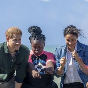 Meghan Markle, duchesse de Sussex, et le prince Harry ont rencontré des membres de l'association "Waves for Change" au Cap au matin de leur 2e journée en Afrique du Sud le 24 septembre 2019.