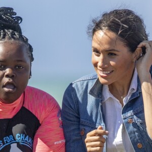 Meghan Markle, duchesse de Sussex, et le prince Harry ont rencontré des membres de l'association "Waves for Change" au Cap au matin de leur 2e journée en Afrique du Sud le 24 septembre 2019.