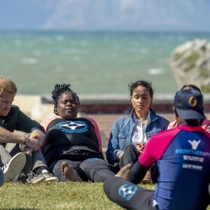 Meghan Markle, duchesse de Sussex, et le prince Harry en pleine séance de méditation lors de leur rencontre avec des membres de l'association "Waves for Change" au Cap au matin de leur 2e journée en Afrique du Sud le 24 septembre 2019.