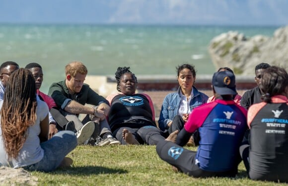 Meghan Markle, duchesse de Sussex, et le prince Harry en pleine séance de méditation lors de leur rencontre avec des membres de l'association "Waves for Change" au Cap au matin de leur 2e journée en Afrique du Sud le 24 septembre 2019.