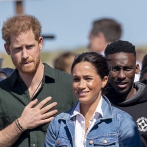 Meghan Markle, duchesse de Sussex, et le prince Harry ont rencontré des membres de l'association "Waves for Change" au Cap au matin de leur 2e journée en Afrique du Sud le 24 septembre 2019.