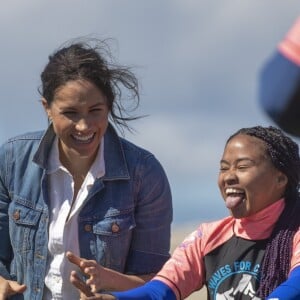 Meghan Markle, duchesse de Sussex, et le prince Harry ont rencontré des membres de l'association "Waves for Change" au Cap au matin de leur 2e journée en Afrique du Sud le 24 septembre 2019.