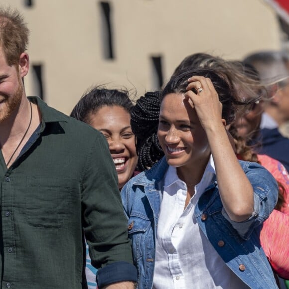 Meghan Markle, duchesse de Sussex, et le prince Harry ont rencontré des membres de l'association "Waves for Change" au Cap au matin de leur 2e journée en Afrique du Sud le 24 septembre 2019.