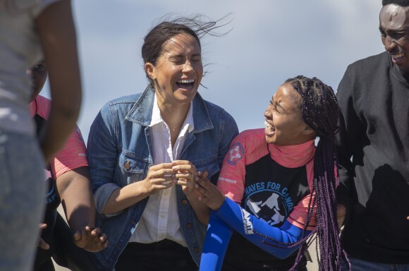 Meghan Markle, duchesse de Sussex, en plein fou rire, et le prince Harry ont rencontré des membres de l'association "Waves for Change" au Cap au matin de leur 2e journée en Afrique du Sud le 24 septembre 2019.