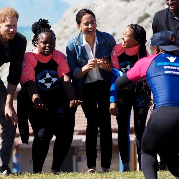 Meghan Markle, duchesse de Sussex, et le prince Harry ont rencontré des membres de l'association "Waves for Change" au Cap au matin de leur 2e journée en Afrique du Sud le 24 septembre 2019.