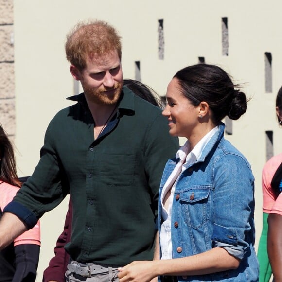 Meghan Markle, duchesse de Sussex, et le prince Harry ont rencontré des membres de l'association "Waves for Change" au Cap au matin de leur 2e journée en Afrique du Sud le 24 septembre 2019.