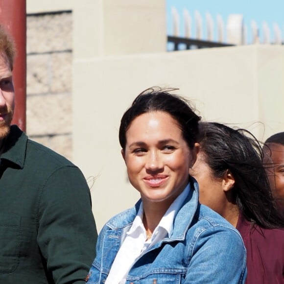 Meghan Markle, duchesse de Sussex, et le prince Harry ont rencontré des membres de l'association "Waves for Change" au Cap au matin de leur 2e journée en Afrique du Sud le 24 septembre 2019.