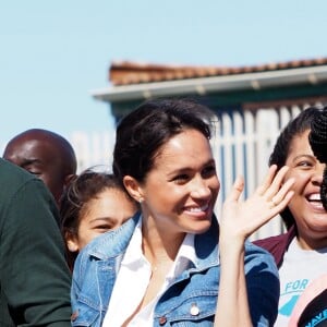 Meghan Markle, duchesse de Sussex, et le prince Harry ont rencontré des membres de l'association "Waves for Change" au Cap au matin de leur 2e journée en Afrique du Sud le 24 septembre 2019.