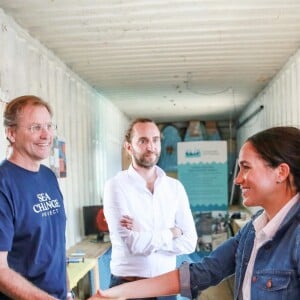 Meghan Markle, duchesse de Sussex, et le prince Harry ont rencontré des membres de l'association "Waves for Change" au Cap au matin de leur 2e journée en Afrique du Sud le 24 septembre 2019.