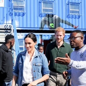 Meghan Markle, duchesse de Sussex, et le prince Harry ont rencontré des membres de l'association "Waves for Change" au Cap au matin de leur 2e journée en Afrique du Sud le 24 septembre 2019.