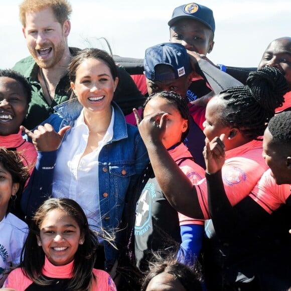 Meghan Markle, duchesse de Sussex, et le prince Harry ont rencontré des membres de l'association "Waves for Change" au Cap au matin de leur 2e journée en Afrique du Sud le 24 septembre 2019.