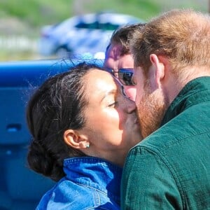 Meghan Markle, duchesse de Sussex, et le prince Harry ont rencontré des membres de l'association "Waves for Change" au Cap au matin de leur 2e journée en Afrique du Sud le 24 septembre 2019.