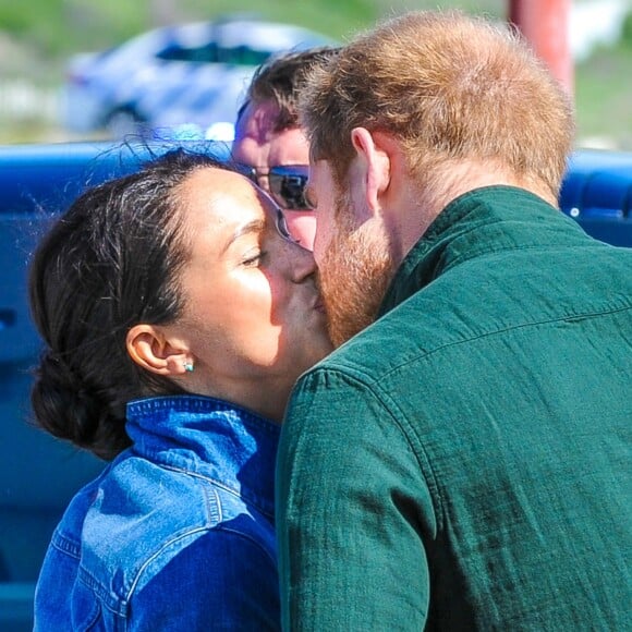 Meghan Markle, duchesse de Sussex, et le prince Harry ont rencontré des membres de l'association "Waves for Change" au Cap au matin de leur 2e journée en Afrique du Sud le 24 septembre 2019.