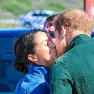 Meghan Markle, duchesse de Sussex, et le prince Harry ont rencontré des membres de l'association "Waves for Change" au Cap au matin de leur 2e journée en Afrique du Sud le 24 septembre 2019.