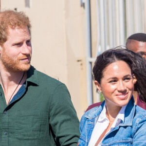 Meghan Markle, duchesse de Sussex, et le prince Harry ont rencontré des membres de l'association "Waves for Change" au Cap au matin de leur 2e journée en Afrique du Sud le 24 septembre 2019.