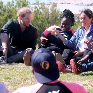 Meghan Markle, duchesse de Sussex, et le prince Harry ont rencontré des membres de l'association "Waves for Change" au Cap au matin de leur 2e journée en Afrique du Sud le 24 septembre 2019.