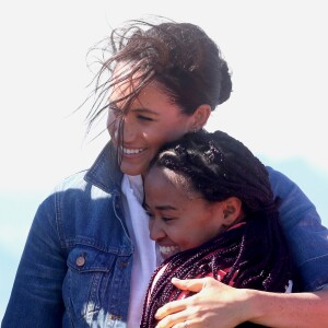 Meghan Markle, duchesse de Sussex, et le prince Harry ont rencontré des membres de l'association "Waves for Change" au Cap au matin de leur 2e journée en Afrique du Sud le 24 septembre 2019.